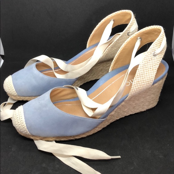 Shoes - Picture 3 of 8